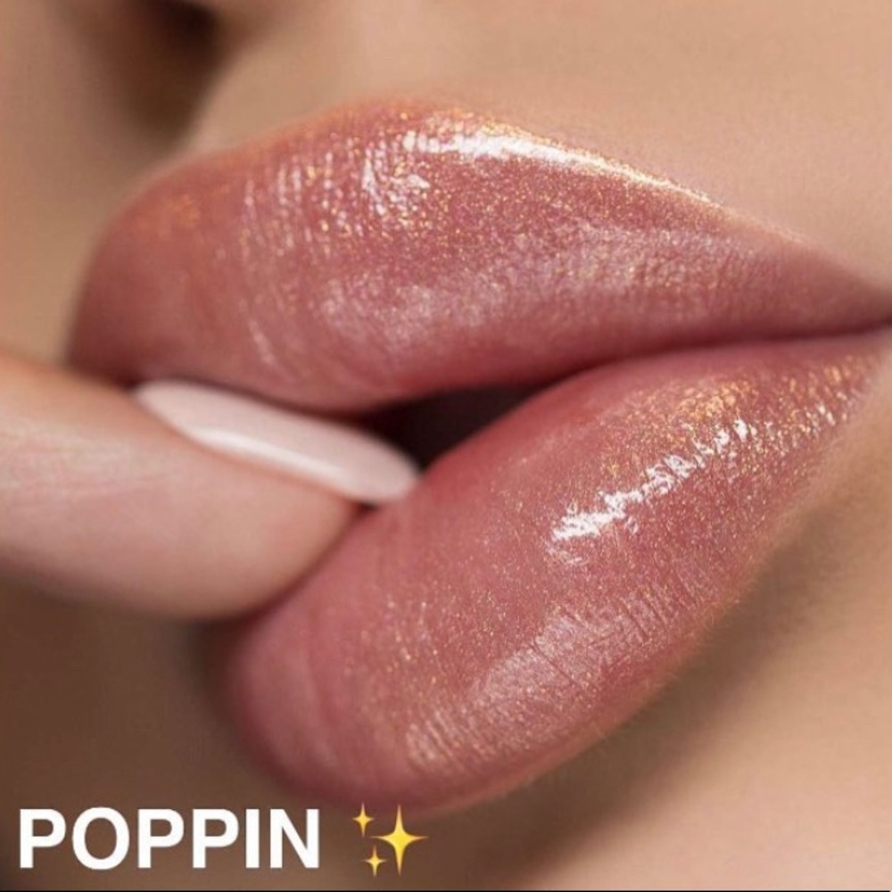 ✨💄Kylie Poppin” High gloss brand new authentic💄✨